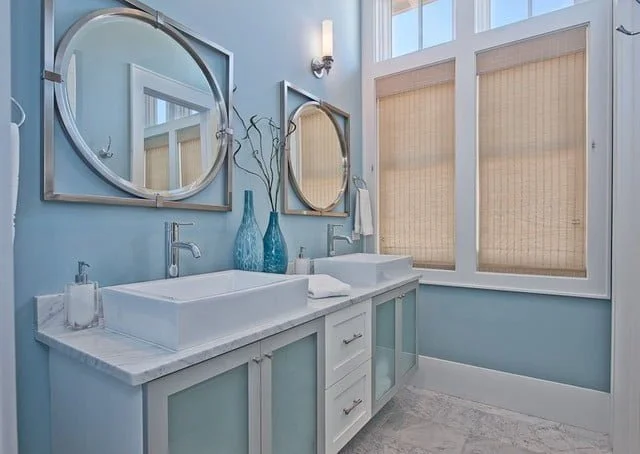 Coastal bathroom decor