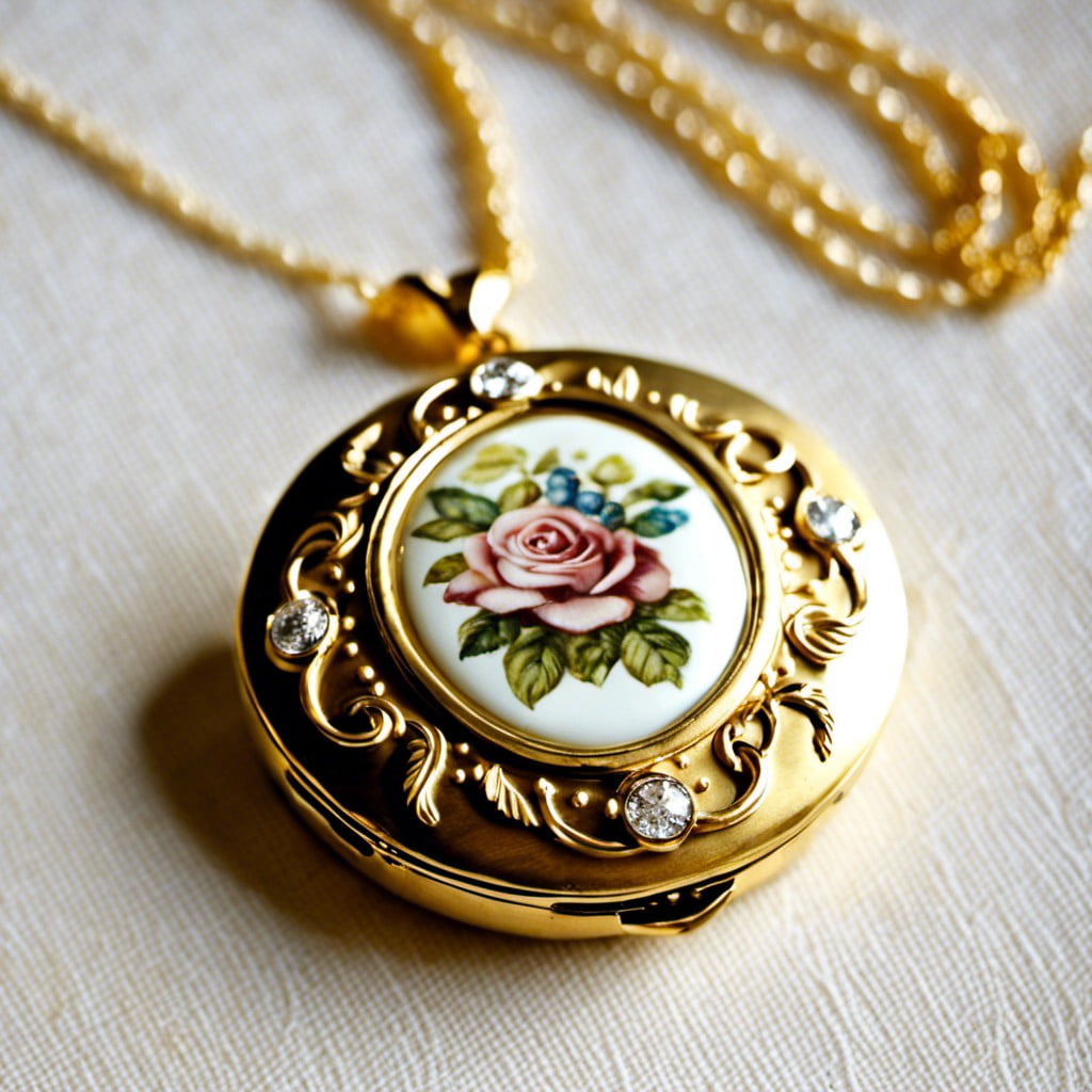 vintage inspired gold locket necklace